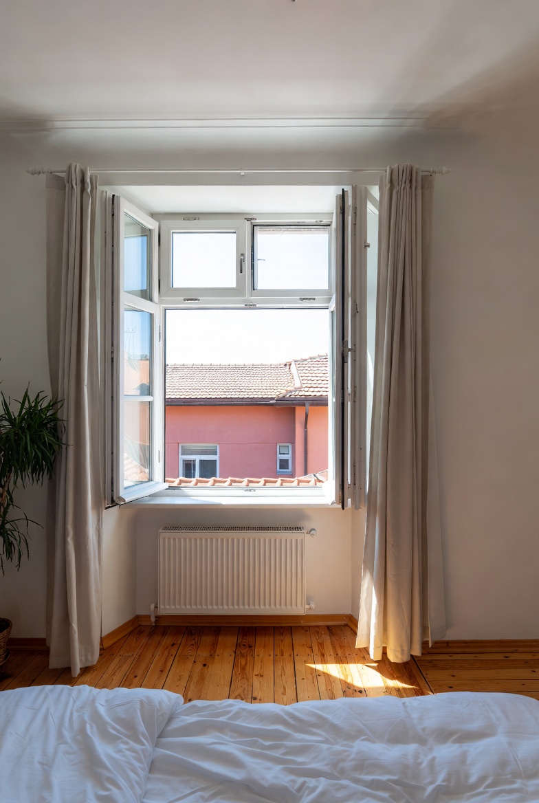 Membuka Jendela sebagai Awal Sederhana untuk Suasana yang Lebih Ringan